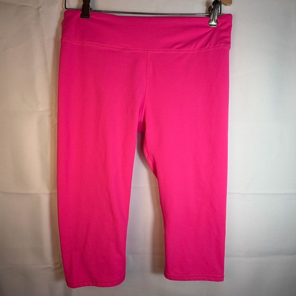 Fabletics Women's Medium PowerHold High Waisted Pop Pink Short Capri Leggings